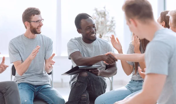 Coach schudt handen met de deelnemer van de business training in — Stockfoto