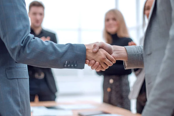 Joven mujer de negocios estrechando la mano con su socio de negocios. —  Fotos de Stock