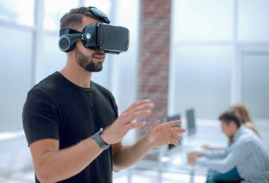 Modern VR gözlükleri olan yakışıklı bir erkek hasta.