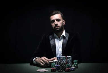 Profesyonel bir poker oyuncusunun portresi