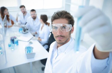 Bulanık arka plan laboratuarında reaksiyonlu tüp.