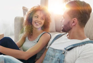 Yeni bir dairede oturan mutlu evli bir çiftin yakın çekimi.