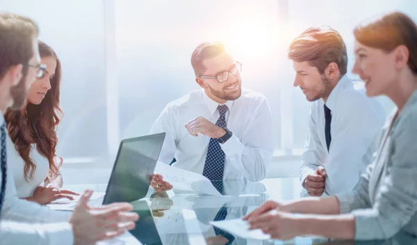 Gefrustreerde zakenmensen aan de tafel in functie — Stockfoto