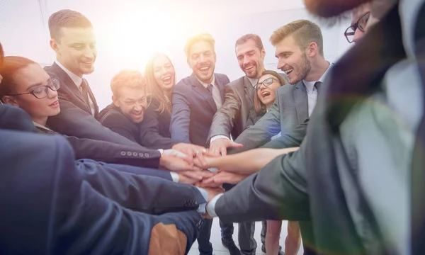 Duża grupa ludzi biznesu stojących ze złożonymi dłońmi razem — Zdjęcie stockowe