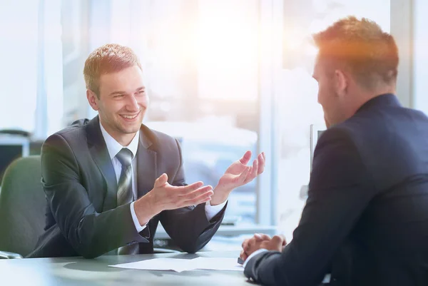 Geschäftspartner im Gespräch am Schreibtisch — Stockfoto