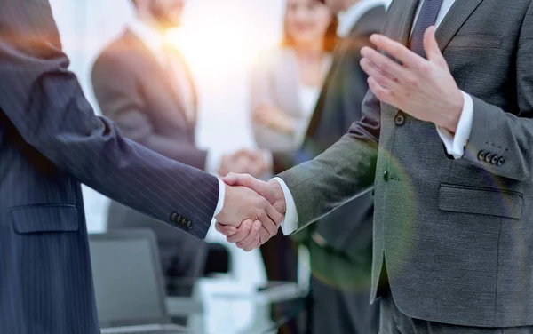 Zakelijke partners die zakelijke objecten op de werkplek met de hand schudden — Stockfoto