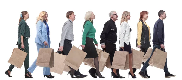 Bir grup insan kağıt alışveriş torbaları taşıyorlar. — Stok fotoğraf