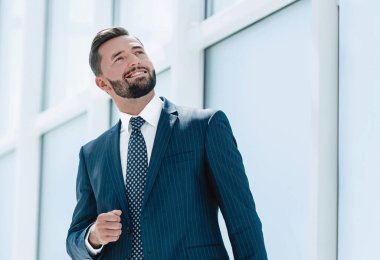 yeni ofisinde duran bir işadamı hayal