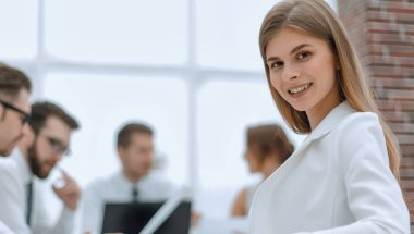 ofiste onun masasında oturan bir genç yaş