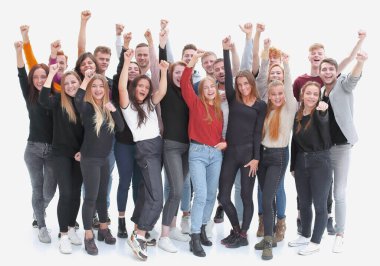 Bir grup kendine güvenen genç ellerini kaldırarak ayakta duruyor.