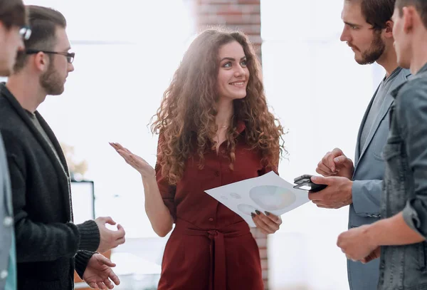 Equipo empresarial creativo de pie en la oficina — Foto de Stock