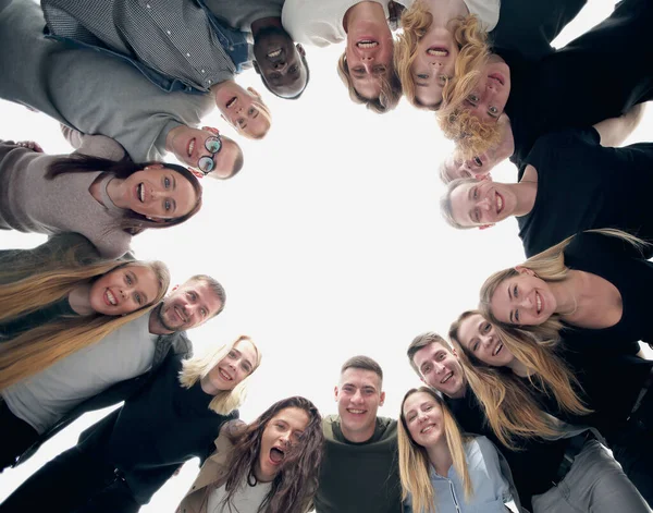 Ansicht von unten. Viele erfolgreiche junge Menschen stehen im Kreis — Stockfoto