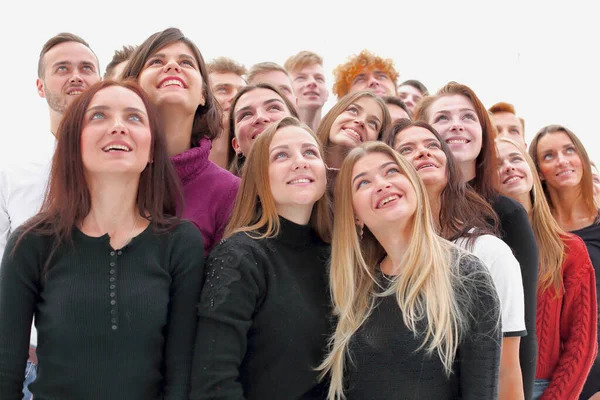 Группа счастливых молодых людей, смотрящих вверх — стоковое фото