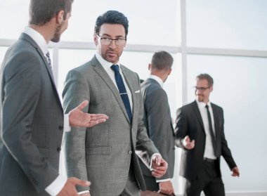 Patron endüstri ile iç konuşurken işadamı