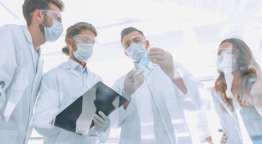 bilim adamları test tüpleri ve laborat mikroskobu ile çalışma