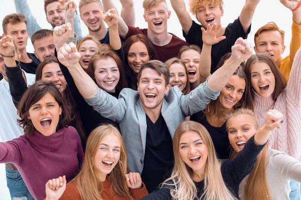 Doe dicht. gelukkige jongeren tonen hun succes — Stockfoto