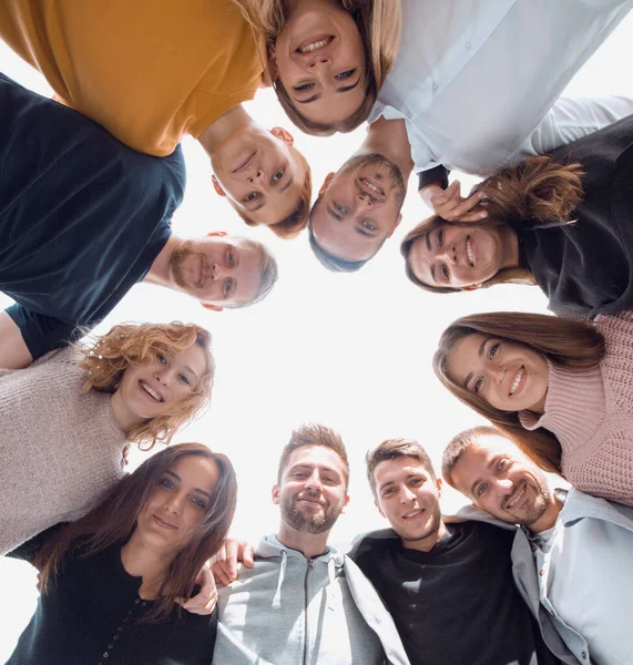 Jóvenes felices de pie en un círculo y mirando al camer — Foto de Stock