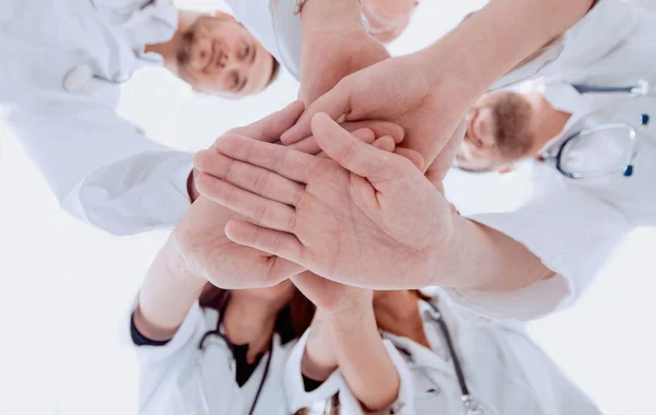 Imagem de um grupo de pessoal médico diversificado mostrando a sua unidade. — Fotografia de Stock