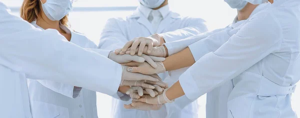 Γκρο πλαν φωτογραφία των γιατρών στοίβαγμα χέρι με συναδέλφους — Φωτογραφία Αρχείου