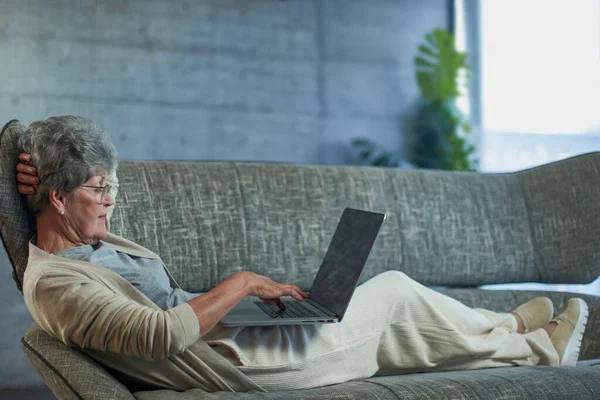 Mujer concentrándose mientras trabaja en un portátil — Foto de Stock