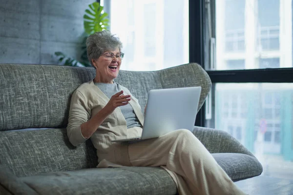 Mulher se concentrando como ela trabalha em um laptop — Fotografia de Stock