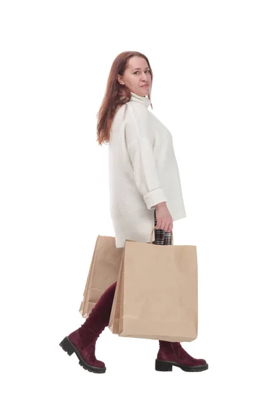 随和的女人，提着购物袋，与白色背景隔离. — 图库照片