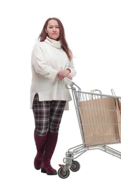 Mulher casual com carrinho de compras .isolated em um fundo branco. — Fotografia de Stock