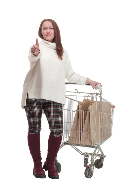 ショッピングカートを持つカジュアルな女性白い背景に隔離された. — ストック写真