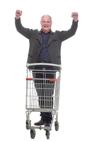 쇼핑 카트를 든 평범 한 남자가 웃고 있습니다. 하얀 배경에 고립되어 있습니다.. — 스톡 사진