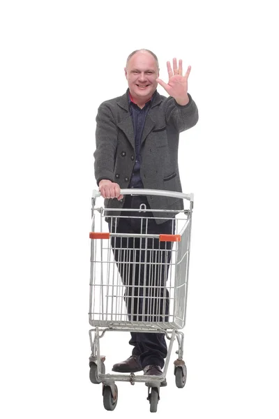쇼핑 카트를 든 평범 한 남자가 웃고 있습니다. 하얀 배경에 고립되어 있습니다.. — 스톡 사진