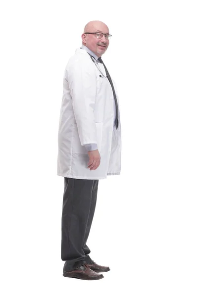 Médico maduro bem sucedido em um casaco branco . — Fotografia de Stock