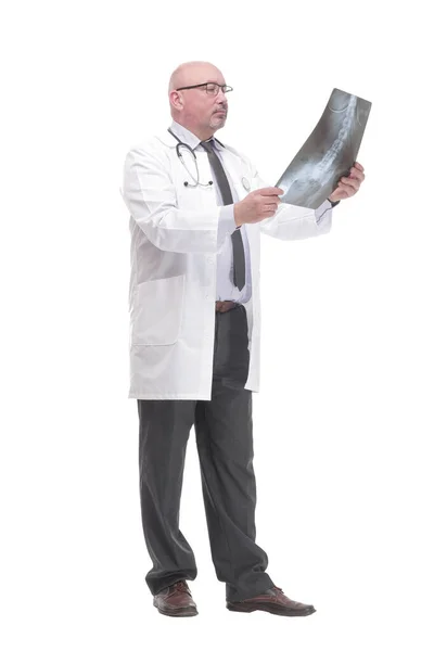 Зрілий лікар з рентгенівським знімком . isolated на білому тлі . — стокове фото