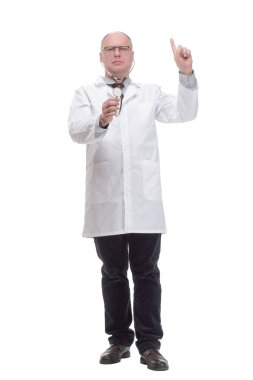 Beyaz önlüklü, olgun bir doktor. .