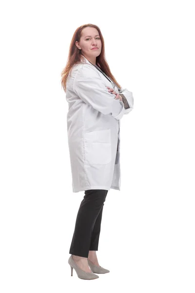 Mogen kvinnlig läkare med stetoskop. isolerad på en vit bakgrund. — Stockfoto