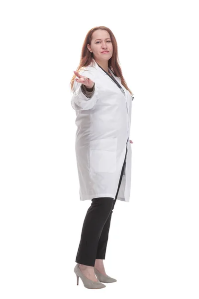 Médico fêmea madura com estetoscópio. isolado sobre um fundo branco. — Fotografia de Stock