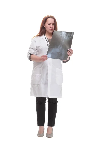 Doctora madura con rayos X. aislado sobre un fondo blanco. — Foto de Stock