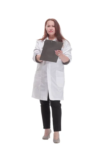 有剪贴板的成熟女医生。在白色背景上隔离. — 图库照片