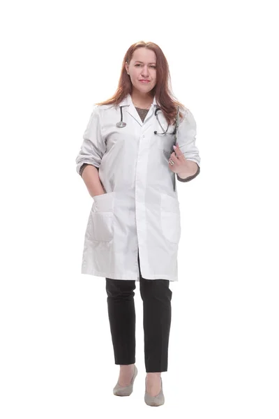 클립보드를 가진 성숙 한 여성 의사. 하얀 배경에 고립되어 있다. — 스톡 사진