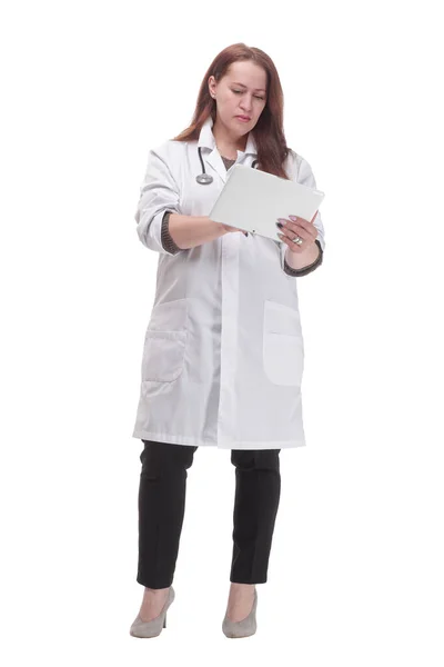 Mature female doctor with a digital tablet. isolated on a white background. — Foto de Stock