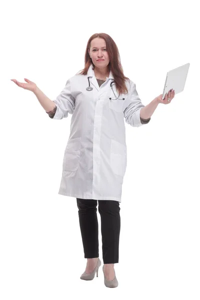 Mature female doctor with a digital tablet. isolated on a white background. — Stock fotografie