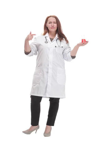 Mature female doctor with a laboratory flask. — 图库照片
