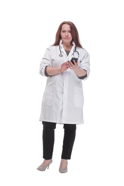 In full growth. qualified female doctor with a smartphone. — 图库照片