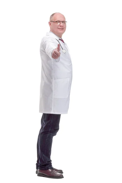 Квалифицированный зрелый врач в белом халате . — стоковое фото