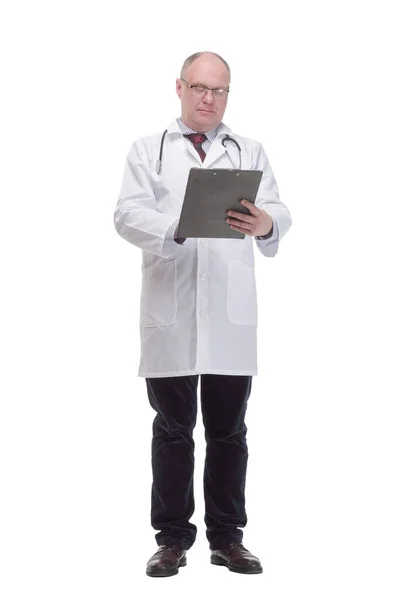 Kvalificerad mogen läkare med urklipp .isolerad på en vit bakgrund. — Stockfoto