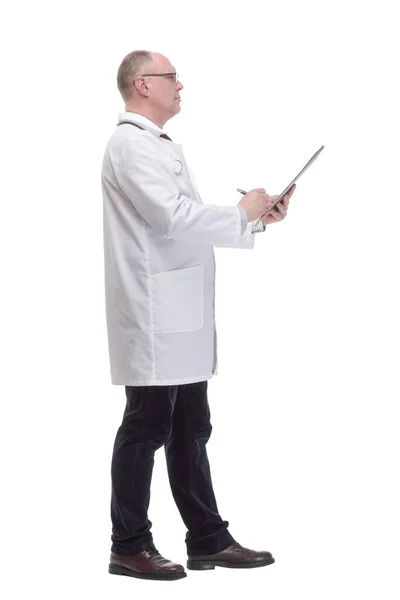 Kvalifikovaný starší lékař s clipboard .isolated na bílém pozadí. — Stock fotografie