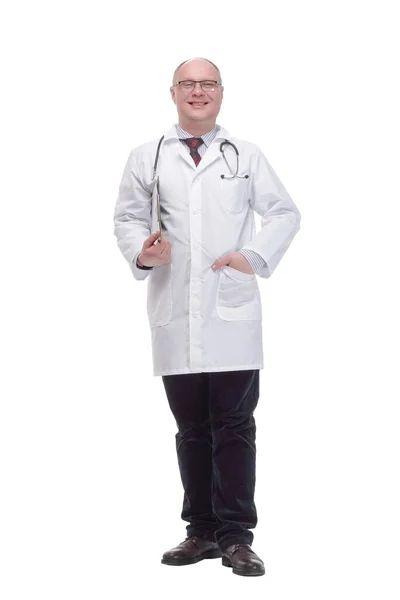 Qualificado médico maduro com área de transferência .isolated em um fundo branco. — Fotografia de Stock