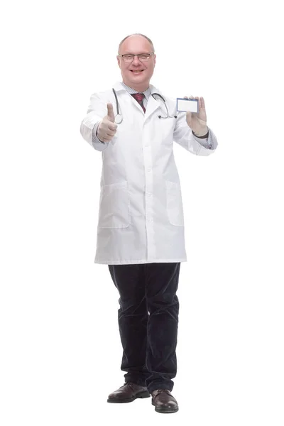 Χαμογελαστός ώριμος γιατρός που δείχνει την κάρτα του. — Φωτογραφία Αρχείου