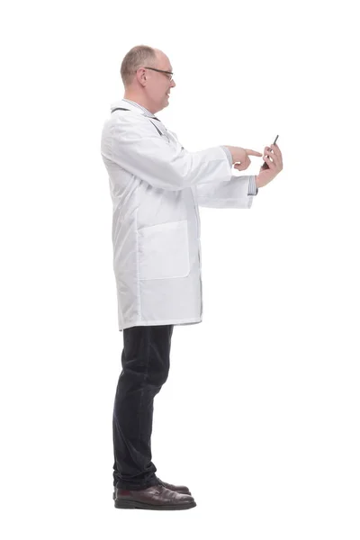 Σύγχρονο ώριμο γιατρό με ένα ψηφιακό δισκίο. — Φωτογραφία Αρχείου