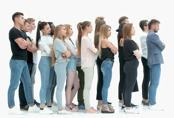 Vista lateral. um grupo de jovens diversos de pé em uma fileira — Fotografia de Stock