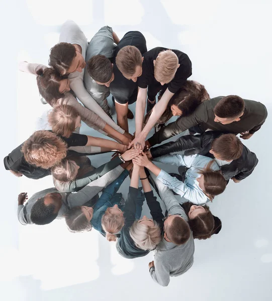 Ansicht von oben. eine Gruppe unterschiedlicher junger Menschen, die ihre Einheit zeigen . — Stockfoto